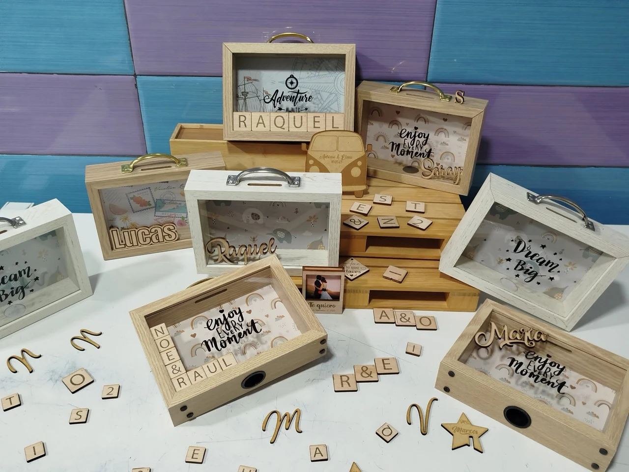 Hucha de Madera Personalizada con Asa y Letras de Madera