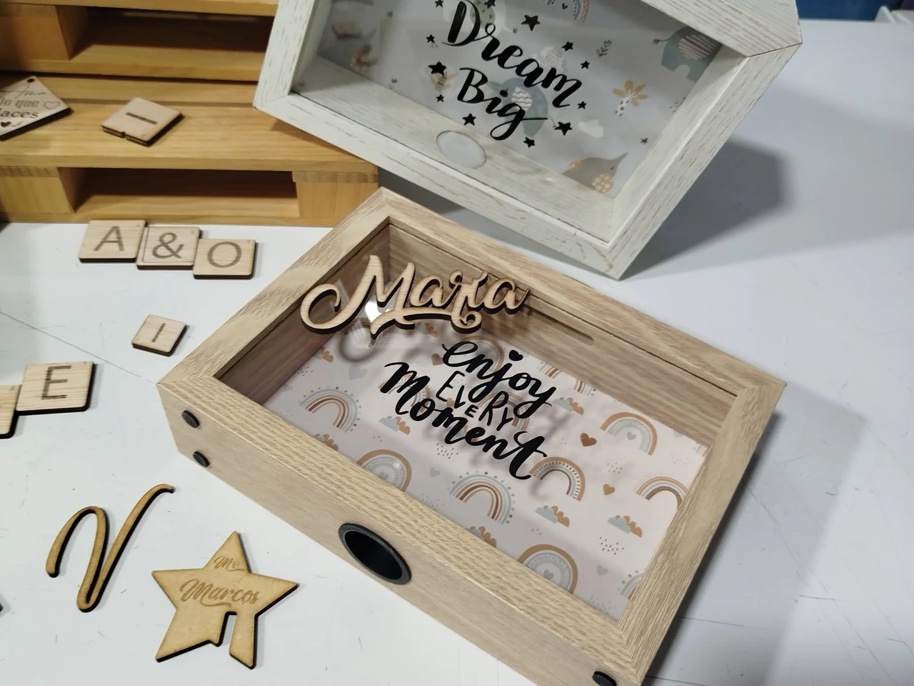Hucha de Madera Personalizada con Asa y Letras de Madera — hucha - Vista 3