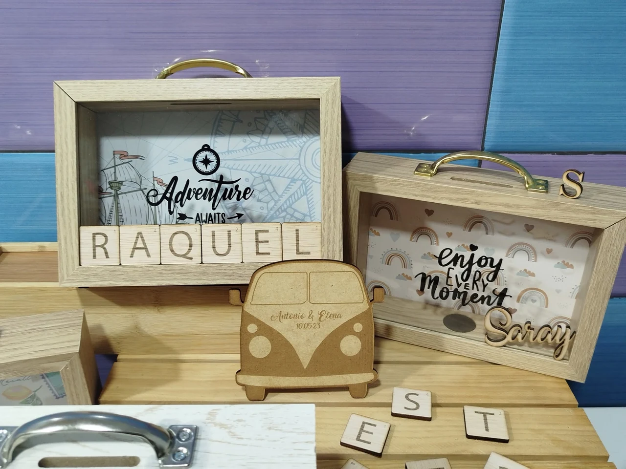 Hucha de Madera Personalizada con Asa y Letras de Madera — hucha - Vista 4