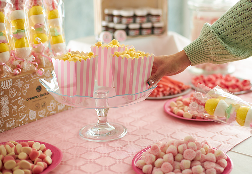 Personal especializado montando un candy bar personalizado